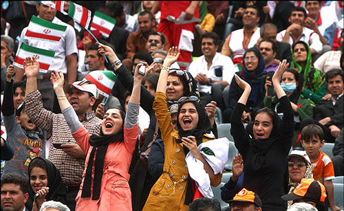 اسلام با حضور زنان در ورزش مخالف نیست/ مسئولین به جای فکر کردن به حضور بانوان در ورزشگاه ها، مشکلات ورزش این قشر را مرتفع کنند