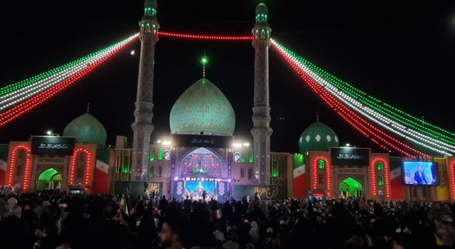 اهتزاز پرچم ایران روی گنبد مسجد مقدس جمکران