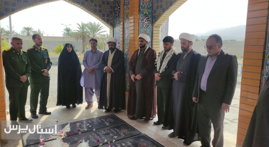 غبارروبی مزار مطهر شهدای گمنام شهرستان نیکشهر با حضور مسئولان و بسیجیان
