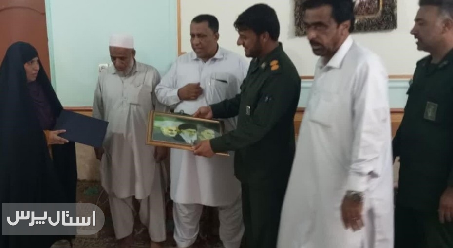 ديدار فرمانده ناحیه مقاومت بسیج سپاه نیکشهر با خانواده مرحوم پاسدار مرادبخش درزاده به مناسبت هفته دفاع مقدس