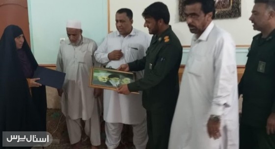 ديدار فرمانده ناحیه مقاومت بسیج سپاه نیکشهر با خانواده مرحوم پاسدار مرادبخش درزاده به مناسبت هفته دفاع مقدس