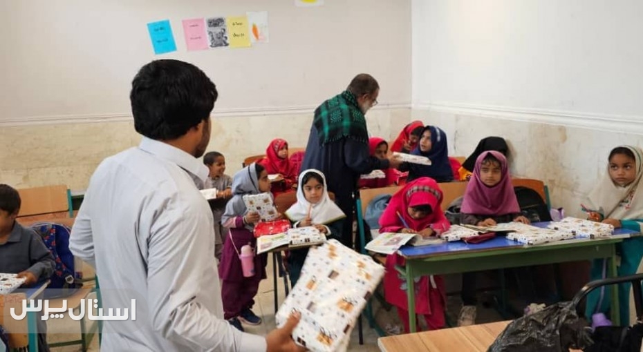 ​توزیع پک‌های آموزشی در مدرسه شریعتی با حضور امام جمعه دسک