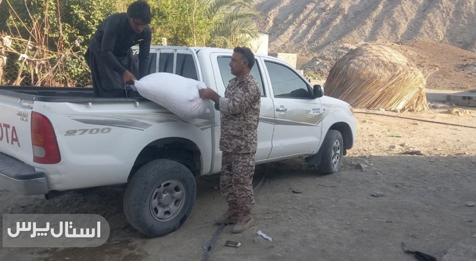 ​اهدای بسته‌های معیشتی و پوشاک به خانواده‌های عشایری توسط بسیج شهید باقری