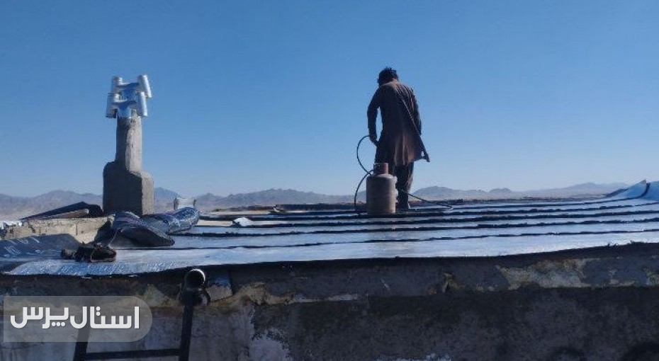 خدمت بی‌منت بسیجیان نیکشهر با ایزوگام سقف خانه نیازمند