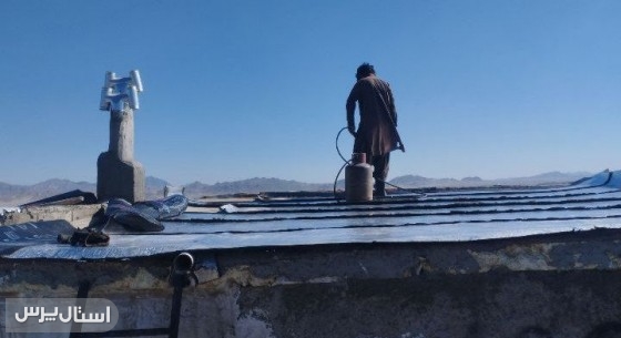 خدمت بی‌منت بسیجیان نیکشهر با ایزوگام سقف خانه نیازمند